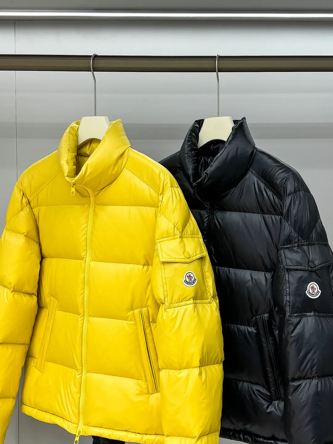 MON 26 Levitha 。 Premium 。 Super Laqué ， 。 ， ， —— ， 。 ， Classic 。 ， Moncler Maya ， Classic ， ， 。 ， 、 ， 。 。 ， Luxury ， ， Premium 。 25061Size ： 0 : 50cm- 112cm- 61cm- 70 1 : 51cm- 116cm- 62cm- 71 2 : 52cm- 120cm- 63cm- 72 3 : 53cm- 124cm- 65cm- 73 4 : 54cm- 128cm- 67cm- 74 5 : 55cm- 132cm- 69cm- 75 Size ：（ 0 ） 174-140 ， 2 ！ 130 1 ，130-145 2 ，145-160 3 ，160-175 4 ，175-190 5 ！